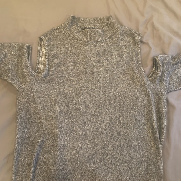 Cold shoulder mock neck - Picture 2 of 4